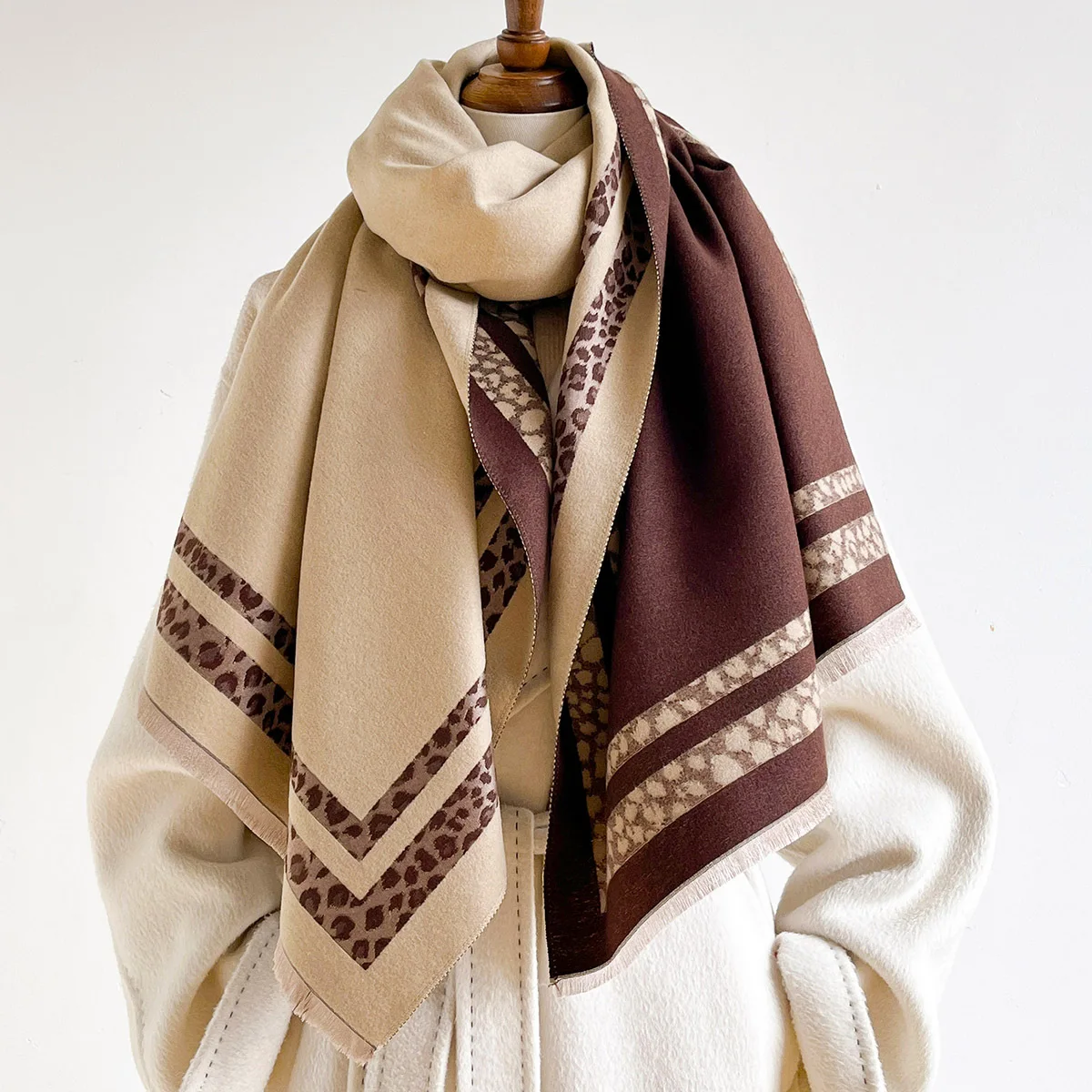 Woven Scarf Blanket - شال شتوي كبير دافئ وقابل للعكس