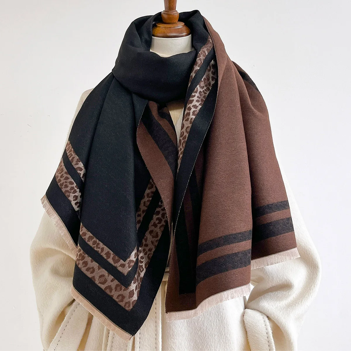 شال شتوي كبير دافئ وقابل للعكس - مراجعة Woven Scarf Blanket وسعره